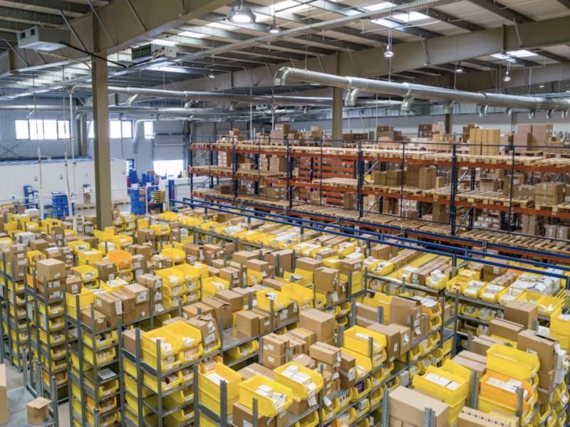 Logistikfläche mit Behältern und Ladungsträgern