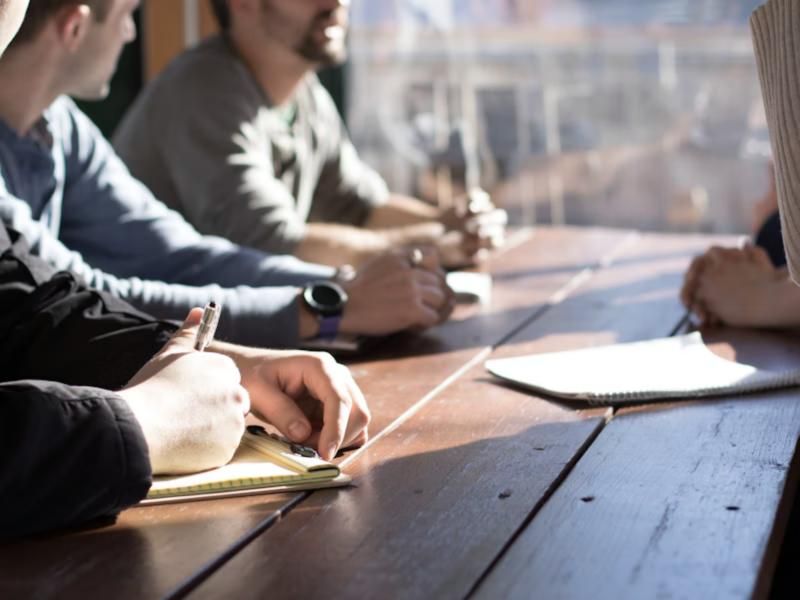 Besprechung mit Unterlagen