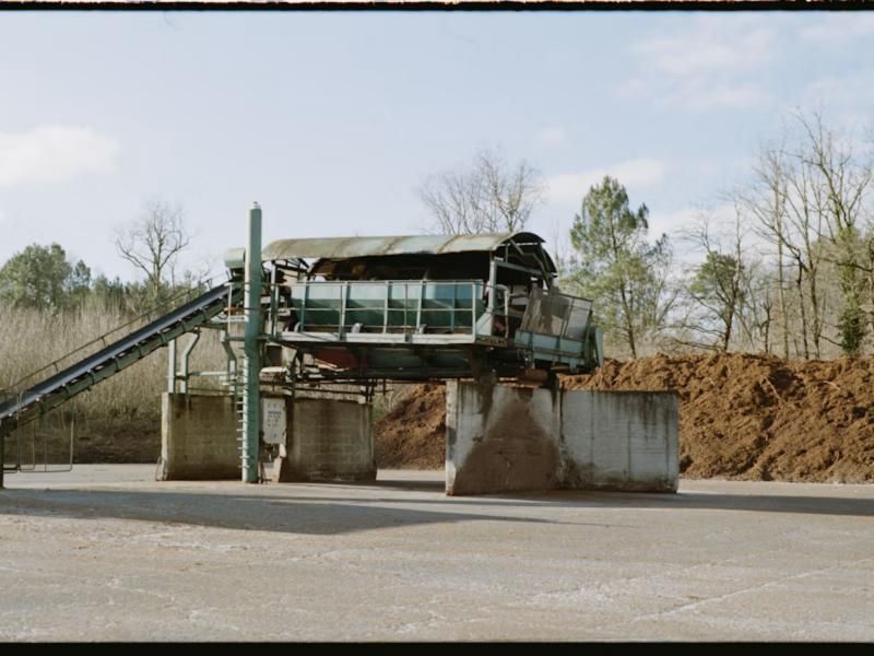 Sortieranlage mit Förderbändern in einem Recyclingbetrieb