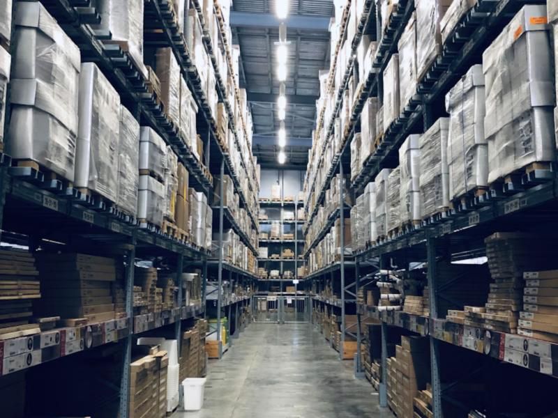 Großes Logistiklager mit Regalreihen